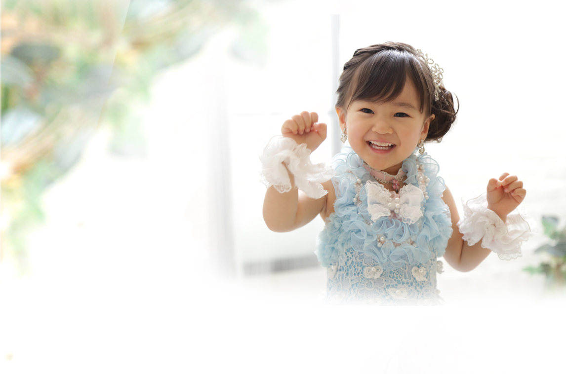 七五三ドレスを着ている3歳の女の子