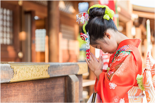 神社の風景が七五三の雰囲気をより情緒的に演出