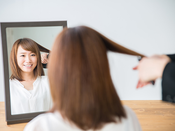 美容院での女性